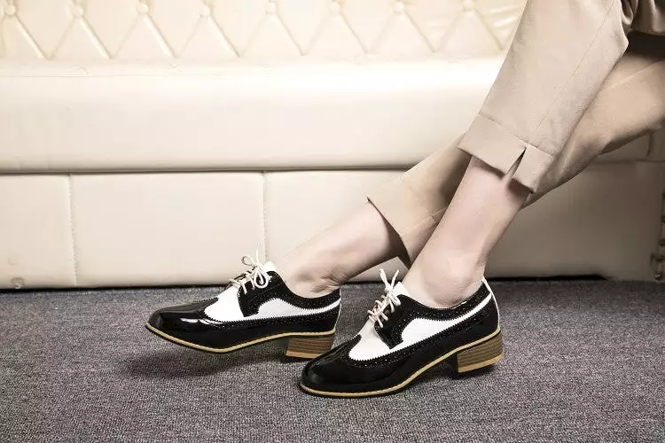 Women's Pointed Toe Bicolor Lace-Up Oxford Shoes